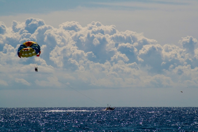 En vuelo con el parasailing